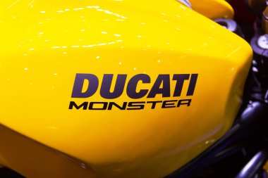 Bangkok Tayland:-Augus 22, 2018: portre - Logo Ducati Sarı motosiklet Ducati Monster, büyük Motor Satılık 2018 - Bangkok, Tayland