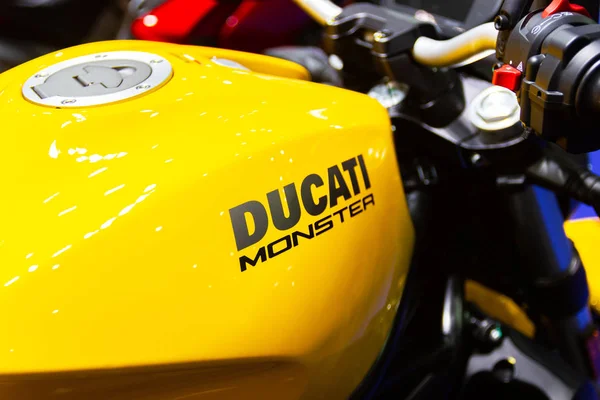 Bangkok Tailandia Augus 2018 Primer Plano Logo Ducati Motocicleta Amarilla —  Fotos de Stock