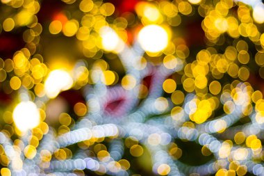 Ağaçların arasından hafif bir arka plan olarak bokeh ile doğanın soyut bulanıklık 