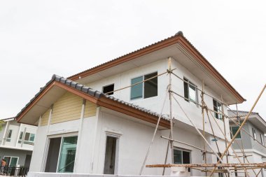 Yapı ve inşaat sitenin yeni evde Bangkok Tayland 