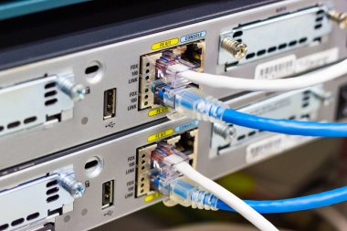 Ağ anahtarı rafa, ağ kabloları, Sfp modül bağlantı noktası Datacenter odasında kavramı iletişim teknolojisi