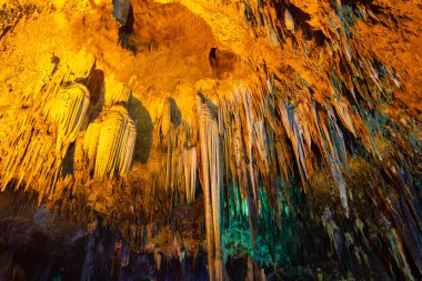Khao bin Mağarası Tayland, mağara görünümünü birden çok küçük ince sarkıt tavan karanlık bir mağarada ve parlak bir turuncu, Tayland içinde.