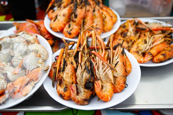 Жареные Креветки Морепродукты Столе Рынке Бангкока Таиланд — стоковое фото