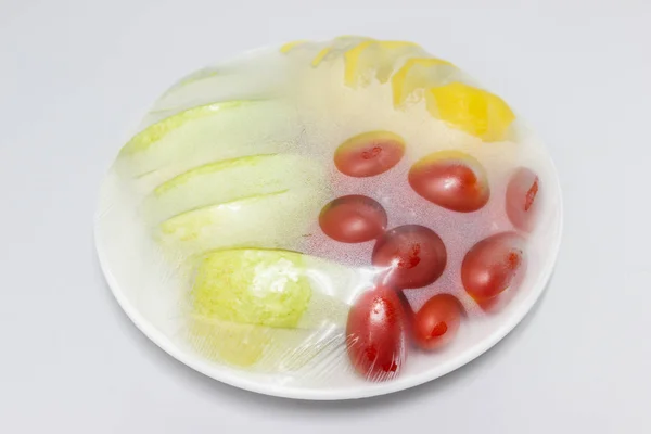 Fructe Care Sunt Ambalate Conservare Film Plastic Masă Albă — Fotografie, imagine de stoc