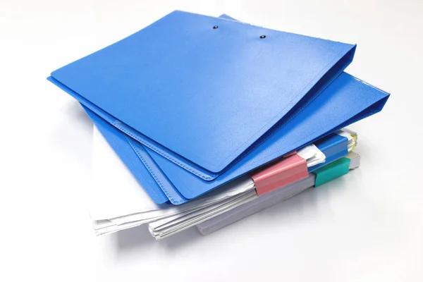 青いファイル フォルダーとオフィスで白いテーブルの紙 オフィスのコンセプトを提供します — ストック写真