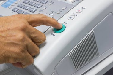 Faks, iş kavramı Başlat düğmesine basarak parmak.