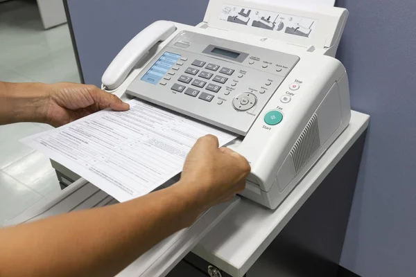 Homem Das Mãos Está Usar Fax Escritório Conceito Negócio — Fotografia de Stock