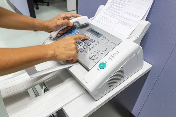Hand Man Använder Fax Kontoret Affärsidé — Stockfoto