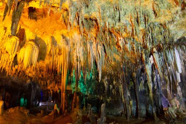 Khao bin Mağarası Tayland, mağara görünümünü birden çok küçük ince sarkıt tavan karanlık bir mağarada ve parlak bir turuncu, Tayland içinde.