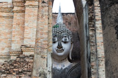 WAT Si Chumit büyük bir Buda buda olmayabilir. Genişliği, 15 metre yüksekliğinde, 11,30 metre Sukhothai sanatıdır. Sukhothai döneminden inşa