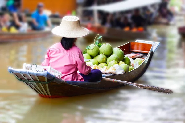 Thailandia Piccole Barche Cariche Frutta Pagaiate Donne Thailandesi Che Indossano — Foto Stock