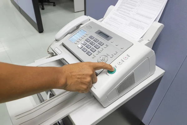 Mão Homem Está Usando Uma Máquina Fax Conceito Negócio Escritório — Fotografia de Stock