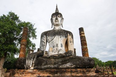  Buda heykelleri, Sukhothai, Thailand Wat Mahathat eski başkenti. Sukhothai Historical Park Unesco Dünya Mirası olduğunu