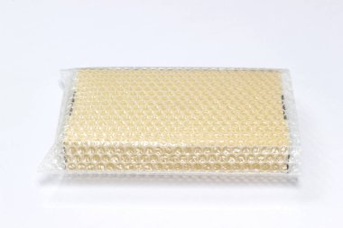 bubble wrap, koruma ürün için kırık veya sigorta sırasında transit izole ve beyaz arka plan 