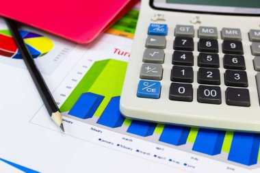 hesap makinesi ve iş kağıt çizelgeleri rapor üstünde okul sırası iş ofis, kavramlar iş ve maliyet grafikler.