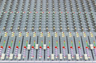 Büyük bir Hifi sistemi, ses ekipmanları ve Denetim Masası dijital stüdyo Mikser karıştırma konsolu kapatın