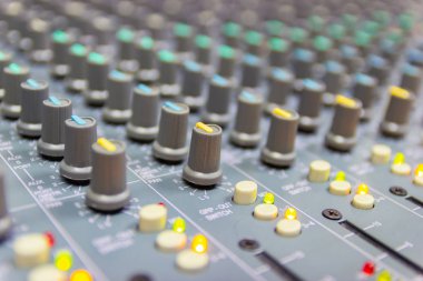 Büyük bir Hifi sistemi, ses ekipmanları ve Denetim Masası dijital stüdyo Mikser karıştırma konsolu kapatın