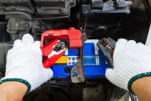 Mãos Técnico Automotivo Usando Cabos Ligação Ponte Para Carregar Bateria — Fotografia de Stock