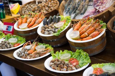 Tay deniz Bangkok Tayland pazarında masada ürünleri 