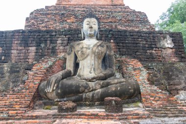 Eski Buda resim üzerinde çimento kalıntıları ve eski, Unesco Dünya Mirası, Sukhothai Tayland olduğunu modern tarihin tarihi park inşa.