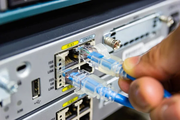 Closeup el adam bağlantı kırmızı kablo ağ bağlantısı için ağ anahtarı rafa ağ kabloları, Sfp modül bağlantı noktası Datacenter odasında kavramı iletişim teknolojisi