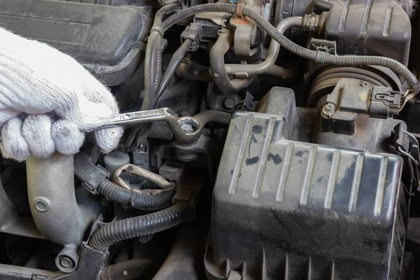 Mãos Auto Mecânica Verificar Reparar Motor Diariamente — Fotografia de Stock