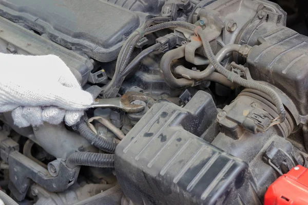 Mãos Auto Mecânica Verificar Reparar Motor Diariamente — Fotografia de Stock