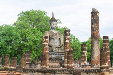 Eski Buda resim üzerinde çimento kalıntıları ve eski, Unesco Dünya Mirası, Sukhothai Tayland olduğunu modern tarihin tarihi park inşa.