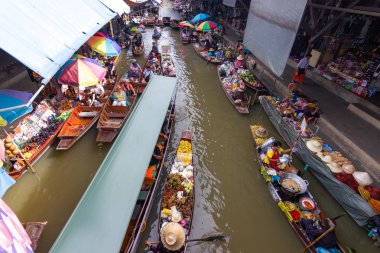 Damnoen Saduak yüzen Pazar, Tayland, Thailand: - 10 Ağustos 2018: - Bu Tayland kayan bir pazar olduğunu ve almak bir tekne yüzen Pazar Damnoen Saduak, Tayland sonra büyük bir tur var