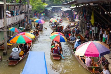 Damnoen Saduak yüzen Pazar, Tayland, Thailand: - 10 Ağustos 2018: - Bu Tayland kayan bir pazar olduğunu ve almak bir tekne yüzen Pazar Damnoen Saduak, Tayland sonra büyük bir tur var