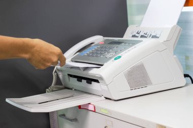 El adam ofiste iş kavramı ofis hayat bir faks makinesi kullanarak