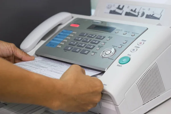 Mano Hombre Está Utilizando Una Máquina Fax Oficina Concepto Negocio —  Fotos de Stock