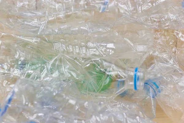 ペットボトルのリサイクルのための廃棄物がリサイクルされる 空の使用済みペットボトルをリサイクルの概念 — ストック写真