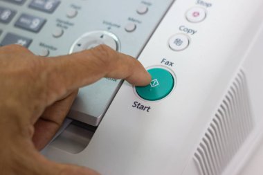 El adam ofiste iş kavramı ofis hayat bir faks makinesi kullanarak