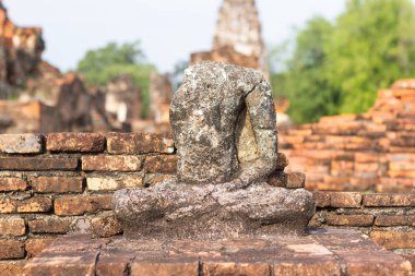 Eski Buda resim üzerinde çimento kalıntıları ve eski, Unesco Dünya Mirası, Sukhothai Tayland olduğunu modern tarihin tarihi park inşa.