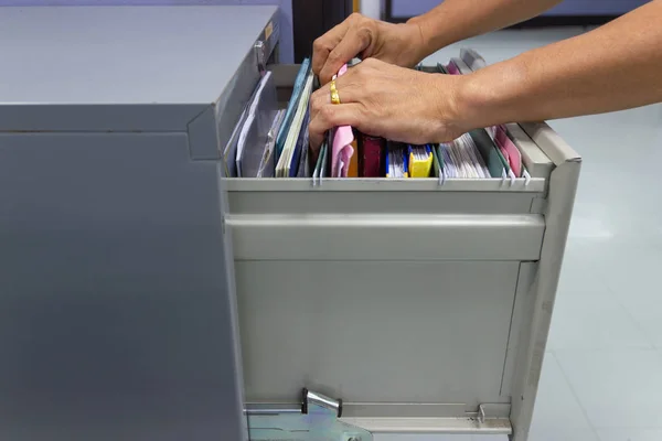 Berkas Hand Man Cari Dokumen Dalam Lemari Berkas Kantor Kerja — Stok Foto