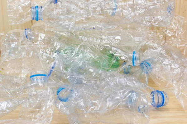 ペットボトルのリサイクルのための廃棄物がリサイクルされる 空の使用済みペットボトルをリサイクルの概念 — ストック写真