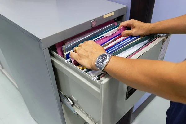Hand Man Rechercher Des Fichiers Document Dans Classeur Dans Bureau — Photo