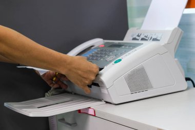 Kolum office iş kavramı içinde bir faks makinesi gönder kağıt kullanıyorsanız 