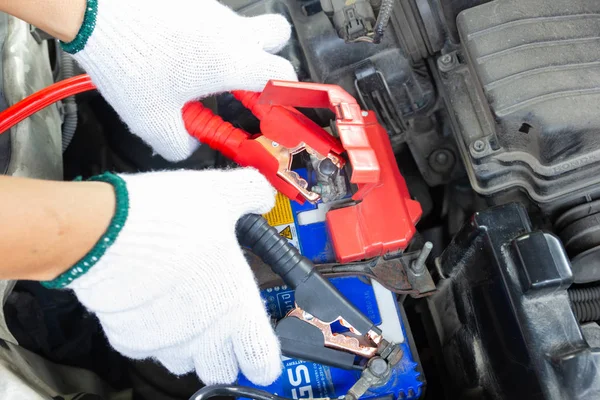 Mãos Técnico Automotivo Usando Cabos Ligação Ponte Para Carregar Bateria — Fotografia de Stock