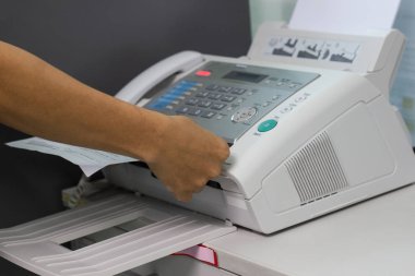 El adam office iş kavramı içinde bir faks makinesi kullanarak 