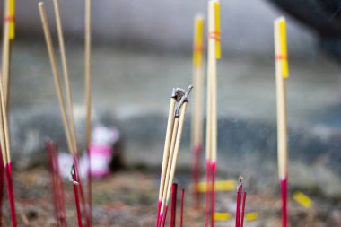 Eski inanışlara göre, tütsü ibadet ve kutsal şeyler için kullanılır.