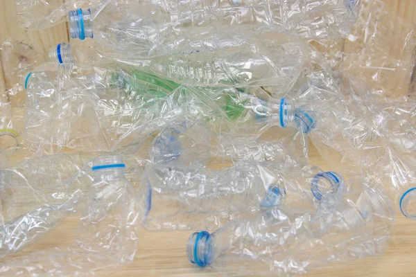 リサイクルのための多くのプラスチック製のボトルがリサイクルする 空の使用済みペットボトルをリサイクルの概念 — ストック写真