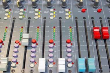 Büyük bir Hifi sistemi, ses ekipmanları ve Denetim Masası dijital stüdyo Mikser karıştırma konsolu kapatın