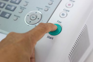 Faks, iş kavramı Başlat düğmesine basarak parmak.
