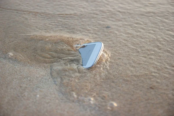 Handy Strand Ins Meer Geschwemmt — Stockfoto