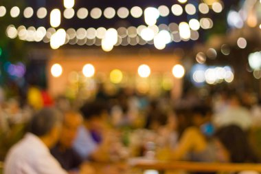 Bir restorandaki gece festivalinin soyut bulanık görüntüsü ve atmosfer, arka plan olarak Bokeh ile mutlu ve rahatlatıcı.