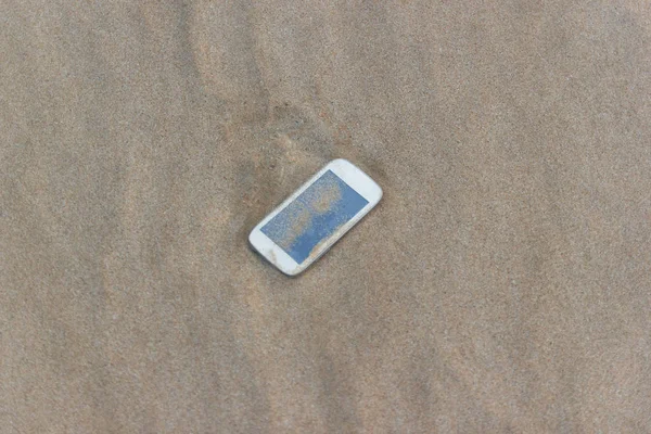 Handy Strand Ins Meer Geschwemmt — Stockfoto