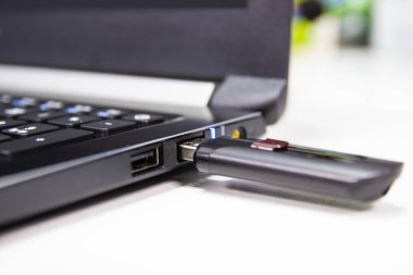 Veri aktarımı ve yedek iş kavramı yedek veri için Usb bağlantı noktası eklenti bilgisayar laptop için USB flash sürücü bağlayın 