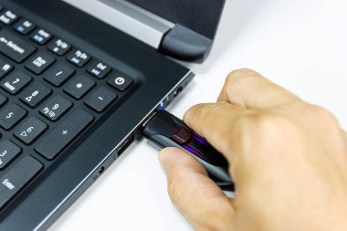 Elini adam üstünde USB birden parlamak götürmek bağlamak için Usb bağlantı noktası eklenti bilgisayar dizüstü transferi veri ve yedekleme iş kavramı için 